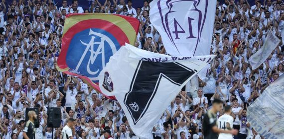 En el Real Madrid todavía ondean banderas con el 7 en recuerdo a Juanito.