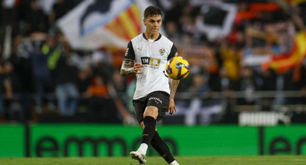 Barrenechea pasa el balón.