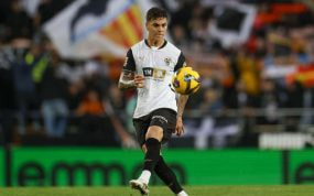 Barrenechea pasa el balón.
