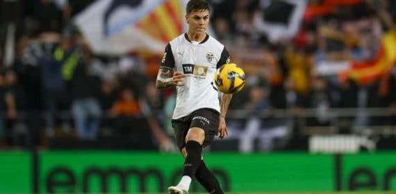 Barrenechea pasa el balón.