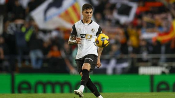 Barrenechea pasa el balón.