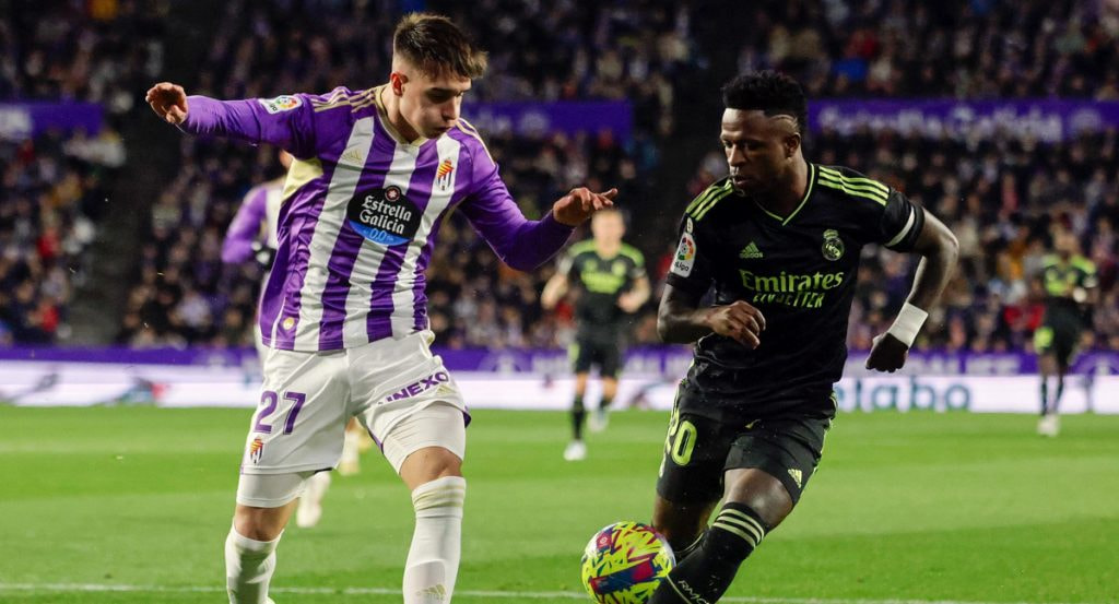 Fresneda presiona a Vinicius durante el Valladolid-Madrid de diciembre de 2022.