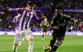 Fresneda presiona a Vinicius durante el Valladolid-Madrid de diciembre de 2022.