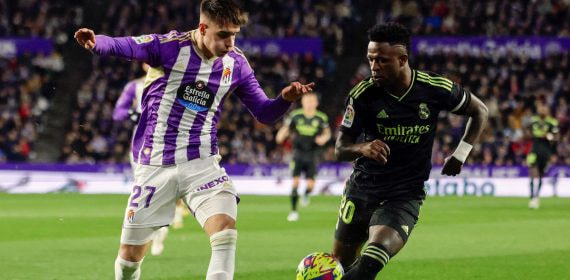 Fresneda presiona a Vinicius durante el Valladolid-Madrid de diciembre de 2022.
