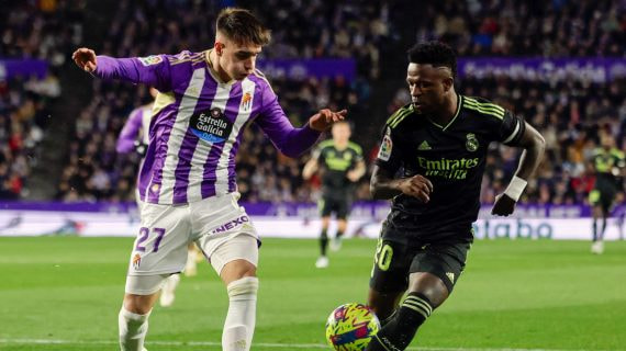 Fresneda presiona a Vinicius durante el Valladolid-Madrid de diciembre de 2022.