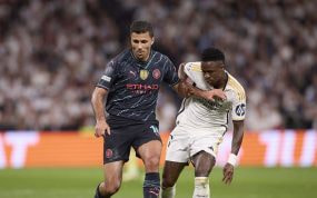 Rodrigo pelea un balón con Vinicius en el Madrid-City de la temporada pasada