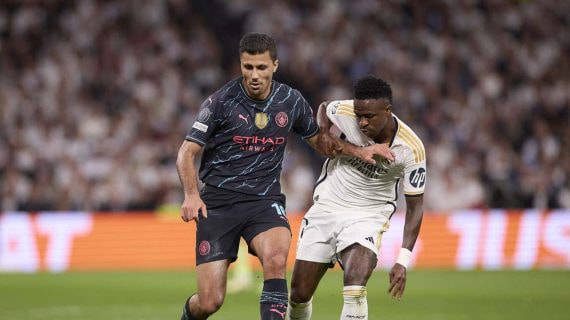 Rodrigo pelea un balón con Vinicius en el Madrid-City de la temporada pasada