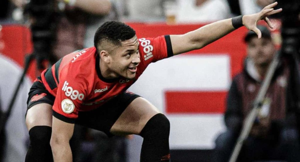 Vitor Roque celebra un gol con el Athletico Paranaense.
