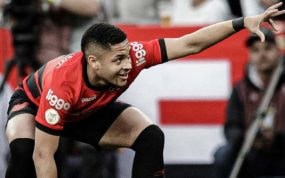 Vitor Roque celebra un gol con el Athletico Paranaense.