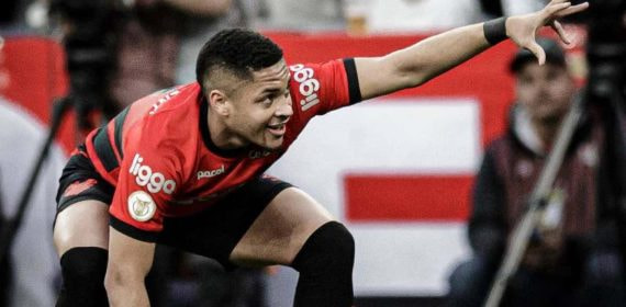 Vitor Roque celebra un gol con el Athletico Paranaense.