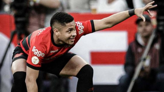 Vitor Roque celebra un gol con el Athletico Paranaense.