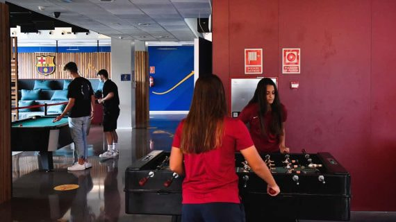 En la Masia viven chicos y chicas que forman parte del formativo azulgrana.