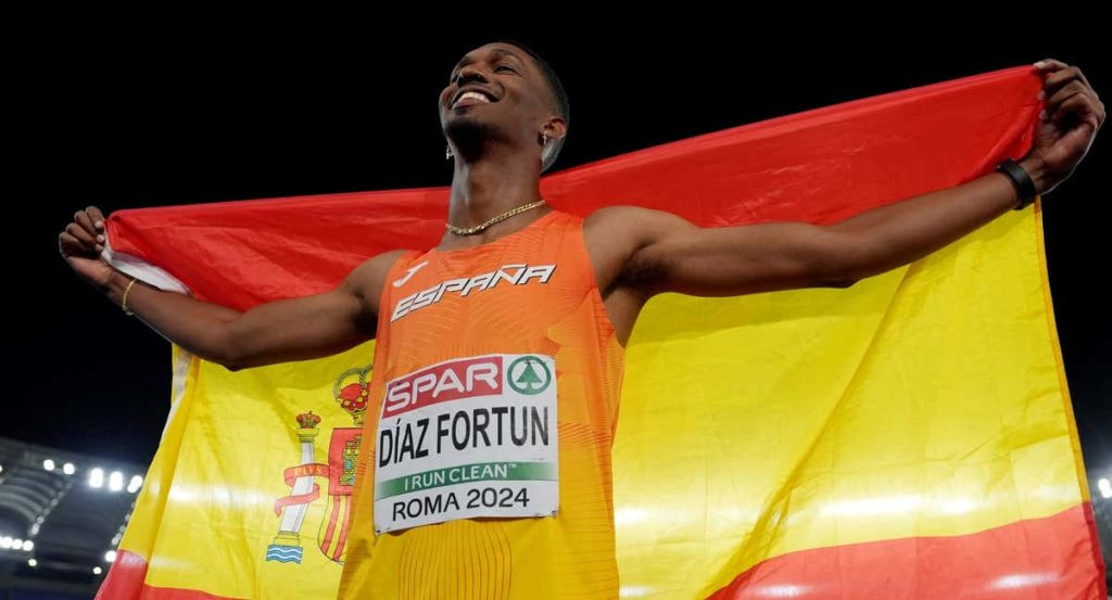 Jordan Díaz posa con la bandera de España tras ganar el oro europeo en triple salto.