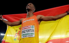 Jordan Díaz posa con la bandera de España tras ganar el oro europeo en triple salto.