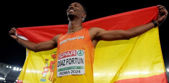 Jordan Díaz posa con la bandera de España tras ganar el oro europeo en triple salto.