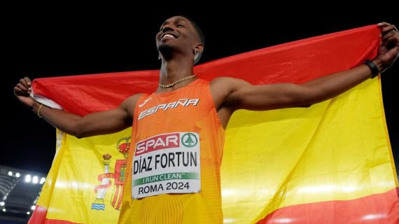 Jordan Díaz posa con la bandera de España tras ganar el oro europeo en triple salto.
