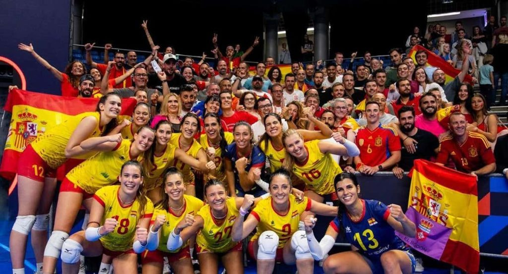La Selección Española femenina tras caer en octavos del Europeo contra Italia.