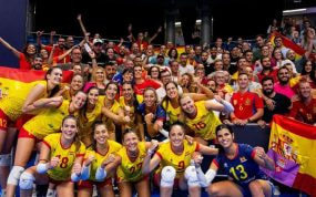 La Selección Española femenina tras caer en octavos del Europeo contra Italia.