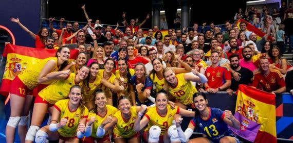 La Selección Española femenina tras caer en octavos del Europeo contra Italia.