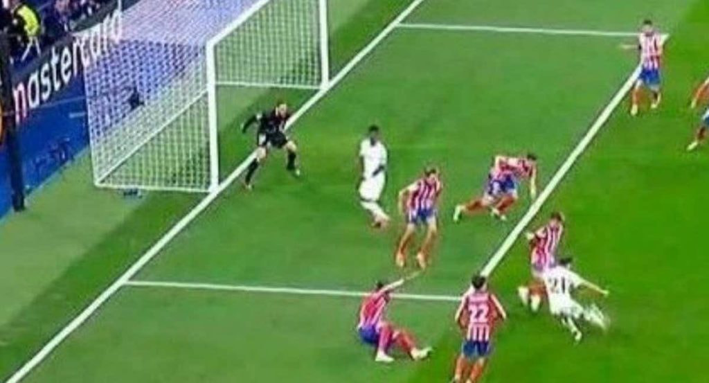 Momento en el que Brahim golpea el balón con Vinicius por delante de la defensa del Atleti.