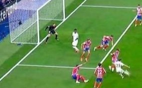 Momento en el que Brahim golpea el balón con Vinicius por delante de la defensa del Atleti.