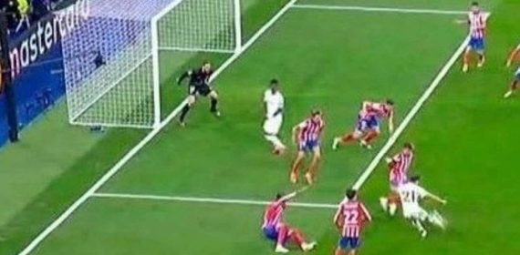 Momento en el que Brahim golpea el balón con Vinicius por delante de la defensa del Atleti.