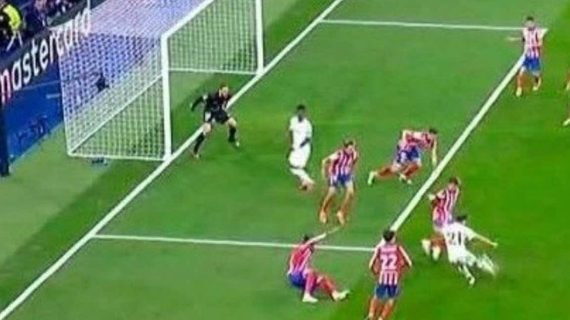 Momento en el que Brahim golpea el balón con Vinicius por delante de la defensa del Atleti.