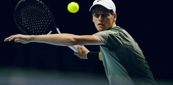 Jannik Sinner regresa muy pronto al circuito profesional de tenis.
