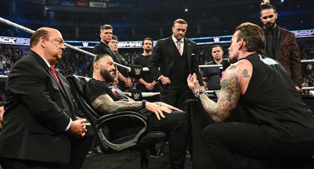 Roman Reigns, CM Punk y Seth Rollins durante la firma de su contrato.