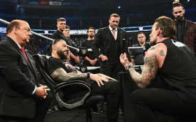 Roman Reigns, CM Punk y Seth Rollins durante la firma de su contrato.