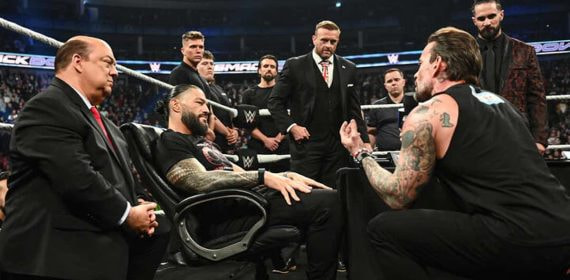 Roman Reigns, CM Punk y Seth Rollins durante la firma de su contrato.