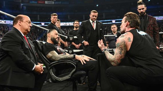 Roman Reigns, CM Punk y Seth Rollins durante la firma de su contrato.