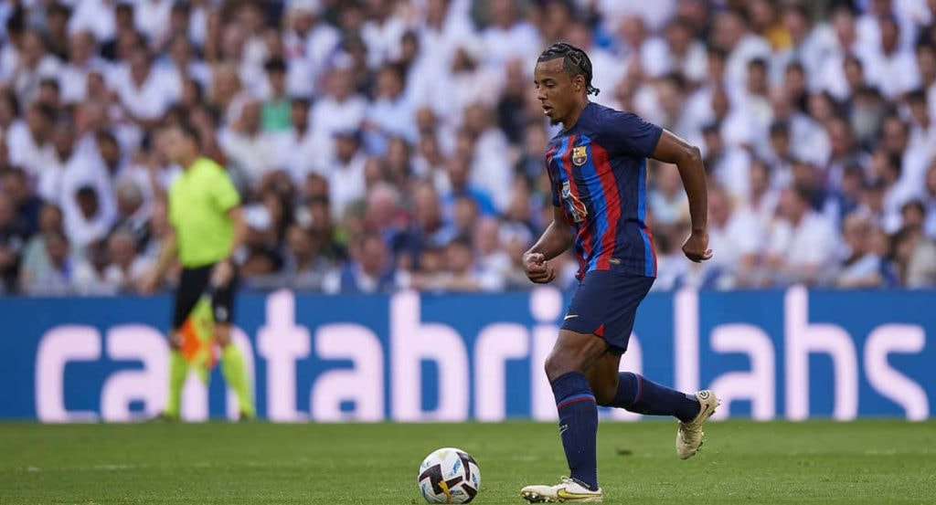 Jules Kounde, en acción durante el último clásico.