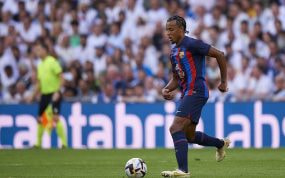 Jules Kounde, en acción durante el último clásico.