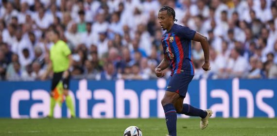 Jules Kounde, en acción durante el último clásico.
