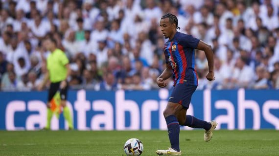 Jules Kounde, en acción durante el último clásico.