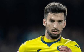 Baena con el escudo del Villarreal.
