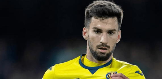 Baena con el escudo del Villarreal.