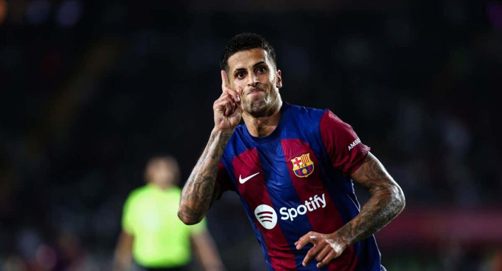 Cancelo celebra su gol con el Barcelona.