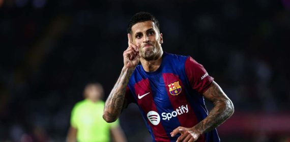 Cancelo celebra su gol con el Barcelona.