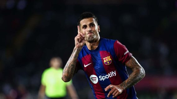 Cancelo celebra su gol con el Barcelona.