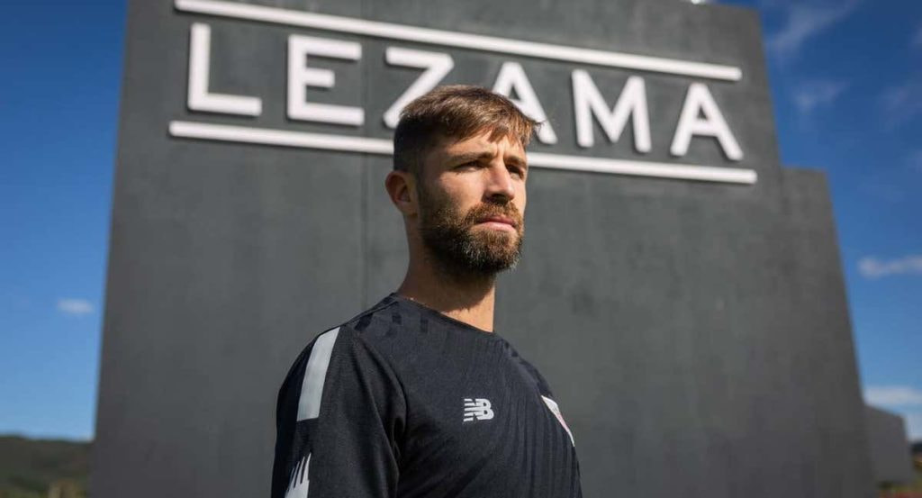 Yeray Álvarez posa para Relevo en las instalaciones de Lezama.