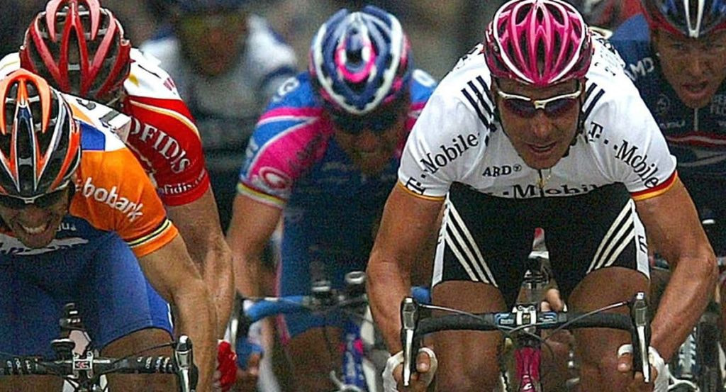 Erik Zabel en un sprint con Óscar Freire.