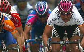 Erik Zabel en un sprint con Óscar Freire.