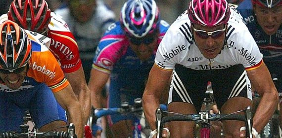 Erik Zabel en un sprint con Óscar Freire.