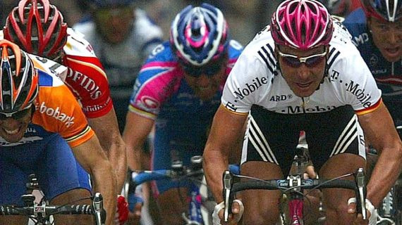 Erik Zabel en un sprint con Óscar Freire.