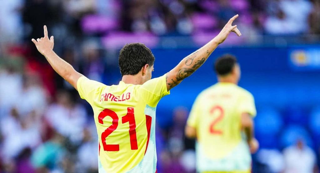 Sergio Camello, de espaldas con el dorsal 21 de la selección española, celebra con los brazos en alto