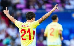 Sergio Camello, de espaldas con el dorsal 21 de la selección española, celebra con los brazos en alto