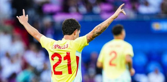 Sergio Camello, de espaldas con el dorsal 21 de la selección española, celebra con los brazos en alto