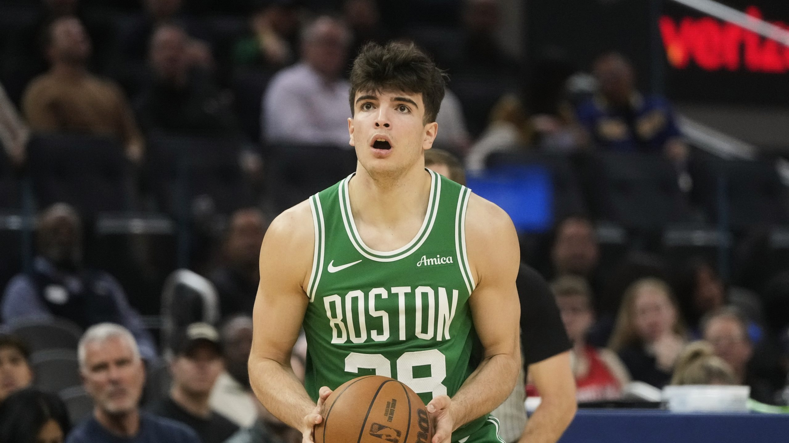 Hugo González durante un partido de NBA entre los Celtics y los Warriors.